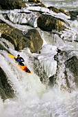 Ein Kajakfahrer saust die eisbedeckten Great Falls des Potomac River hinunter; Great Falls, Potomac River, Maryland.