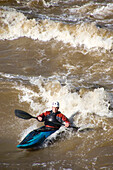 Kajakfahrer surft auf einer stehenden Welle; Potomac River, Maryland und Virginia.