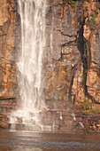 Kajakfahrer jubeln am Fuße eines großen Wasserfalls im String of Pearls; Kongo-Fluss, Demokratische Republik Kongo.