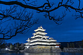 Schloss Matsumoto, ursprünglich bekannt als Schloss Fukashi, bei Nacht beleuchtet; Matsumoto, Präfektur Nagano, Japan