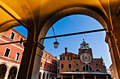 Blick auf den San Giacomo di Rialto Platz und die Kirche durch einen Torbogen in Venetien; Venedig, Italien