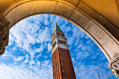 Blick auf den Campanile di San Marco durch einen Torbogen am Markusplatz in Venetien; Venedig, Italien