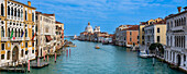 Blick auf die Stadt Venedig und den Canal Grande mit der Chiesa Santa Maria della Salute auf der Punta della Dogana, von der Accademia-Brücke in Venetien; Venedig, Italien