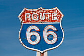 Ein klassisches und ikonisches Route 66 Schild im östlichen New Mexico; Moriarty, New Mexico, Vereinigte Staaten von Amerika