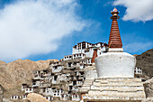 Nahaufnahme von Stupas mit Berghang-Gebäudekomplex des tibetisch-buddhistischen Takthok-Klosters bei Sakti; Jammu und Kaschmir, Indien