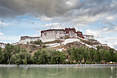 Rückansicht des Potala Palastes, einst Winterpalast der Dalai Lamas, mit dem Drachenkönig-See im Vordergrund; Lhasa, Tibetische Autonome Region, Tibet
