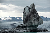 Seltsam geformte Eisformation auf dem Vatnajokull-Gletscher. Vatnajokull ist der größte Gletscher Islands; Djupivogur, Südküste, Island