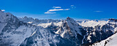 Überblick über die schneebedeckten Berggipfel und den blauen Himmel des Ciampac Skigebietes im Val di Fasso in der Nähe des Skigebietes von Canazei im Bezirk Trient; Trentino-Südtirol, Dolomiten, Italien