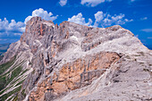 Felsgipfel in der Pale di San Martino (Pala-Gruppe) bei San Martino di Castrozza im Primiero-Tal in der Provinz Trentino vor blauem Himmel; Trentino-Südtirol, Dolomiten, Italien