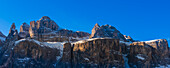 Verschneite Felsgipfel der Sellagruppe im Val Di Mezdi vor strahlend blauem Himmel bei Colfosco Corvara in der Region Alta Badia; Dolomiten, Italien