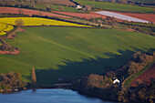 Buntes Ackerland in der Landschaft entlang der Mündung des Flusses Teign, nahe der Stadt Teignmouth, in Devon, Südwestengland; Devon, England