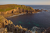 Ausguckstation der National Coastwatch Institution am Gwennap Head mit Blick auf den Atlantik bei Land's End; Cornwall, England, Großbritannien