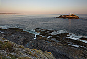 Godrevy Lighthouse auf Godrevy Island von den felsigen Klippen an der Ostspitze der St. Ives Bay, Near St. Ives, gesehen; Godrevy Island, Cornwall, England, Großbritannien