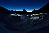 Das Matterhorn erhebt sich über den Höhlenforschern, die auf dem Gornergletscher wandern.