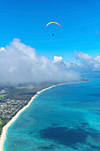 Gleitschirmflug hoch über der Küste von Honolulu mit dem türkisfarbenen Wasser des Pazifischen Ozeans und einem blauen Himmel; Oahu, Hawaii, Vereinigte Staaten von Amerika