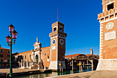 Haupteingang (Porta Magna) zum venezianischen Arsenal (mittelalterliche Schiffswerften und Rüstungsbetriebe) im Castello-Viertel; Venedig, Italien
