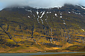 Eine Reihe von kleinen Wasserfällen, die nach starken Regenfällen in Südisland von einem Berghang herabstürzen; Südisland, Island