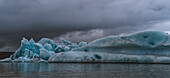 Eisberge schwimmen in den Gletscherlagunen von Südisland; Island