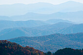 Ein bläulicher Dunst über den Blue Ridge Mountains bei Sonnenuntergang; Blue Ridge Parkway, North Carolina.