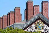 Dach und Schornsteine des Studentenwohnheims Dunster House der Harvard University; Harvard University, Cambridge, Massachusetts.