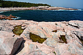 Landschaftlicher Blick auf freiliegendes Grundgestein. Das Gestein besteht aus 375 Millionen Jahre alten Gneisen und Granit; Green Cove, Cape Breton Highlands National Park, Cape Breton, Nova Scotia, Kanada.
