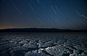 Sternspuren über den Salzebenen des Badwater Basin im Death Valley National Park, Kalifornien, USA; Kalifornien, Vereinigte Staaten von Amerika