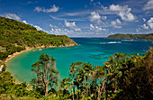 Blick über die Blue Water Bay in Richtung Karibisches Meer auf der Insel Tobago; Tobago, Republik Trinidad und Tobago