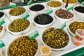 Sortiment von Oliven zum Verkauf; Collioure, Pyrenees Orientales, Frankreich