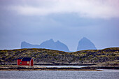 Rotes Gebäude auf der Insel Lovund; Lovund, Norwegen