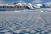 Eis im Tempelfjorden und Berge im Hintergrund; Svalbard Archipelago, Norwegen