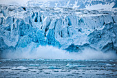 Blaues Eis im Lilliehook Gletscher; Spitzbergen, Svalbard Archipelago, Norwegen.