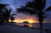Eagle Beach bei Sonnenuntergang auf der Insel Aruba; Aruba