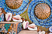 Muschelschalen schmücken die mit einem bunten Mosaik bedeckten Stufen; Utilla, Honduras