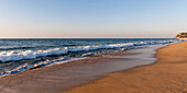 Wellen, die an den Strand spülen; Sayulita Mexico