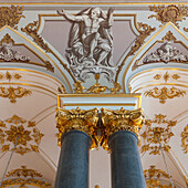 Säulen und Skulpturen an der Decke im Winterpalast; St. Petersburg Russland