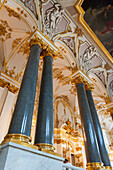 Säulen und verzierte Wände im Winterpalast; St. Petersburg Russland