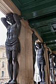 Skulpturen an der Außenseite des Eremitage-Museums; St. Petersburg Russland