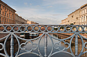 Moyka-Fluss durch das Brückengeländer; St. Petersburg Russland