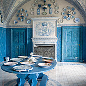 Ausgestellte Teller in einem blau-weißen Raum in Schloss Drottningholm; Stockholm Schweden