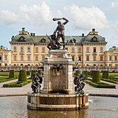 Skulpturen auf einem Wasserbrunnen außerhalb von Schloss Drottningholm; Stockholm Schweden