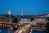 Lichter erhellen die Stadt und die Straße in der Abenddämmerung; Stockholm Schweden