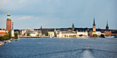 Boot im Wasser und Gebäude entlang der Wasserkante; Stockholm Schweden