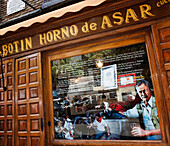 Gemälde von Ernest Hemingway am Fenster eines Restaurants; Madrid Spanien