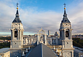 Kathedrale Unserer Lieben Frau von Almudena und Glockentürme; Madrid Spanien