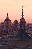 Kuppeln Türme und Dächer in einer Stadtsilhouette; Madrid Spanien