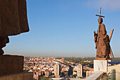 Kathedrale Unserer Lieben Frau von Almudena mit Apostelstatuen auf dem Sockel der Kuppel von Luis A. Sanguino; Madrid Spanien