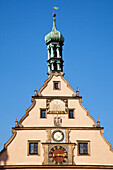 Spitze eines Gebäudes mit einer Uhr gegen einen blauen Himmel; Rothenburg Ob Der Tauber Bayern Deutschland
