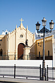 Vorderseite einer Kirche mit einem Kreuz auf der Spitze des Daches; Chiclana De La Frontera Andalusien Spanien