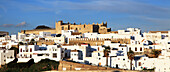 Stadtbild mit weißen und braunen Gebäuden; Vejer De La Frontera Andalusien Spanien