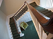 Blick vom oberen Ende einer Treppe hinunter in die untere Etage eines Hauses